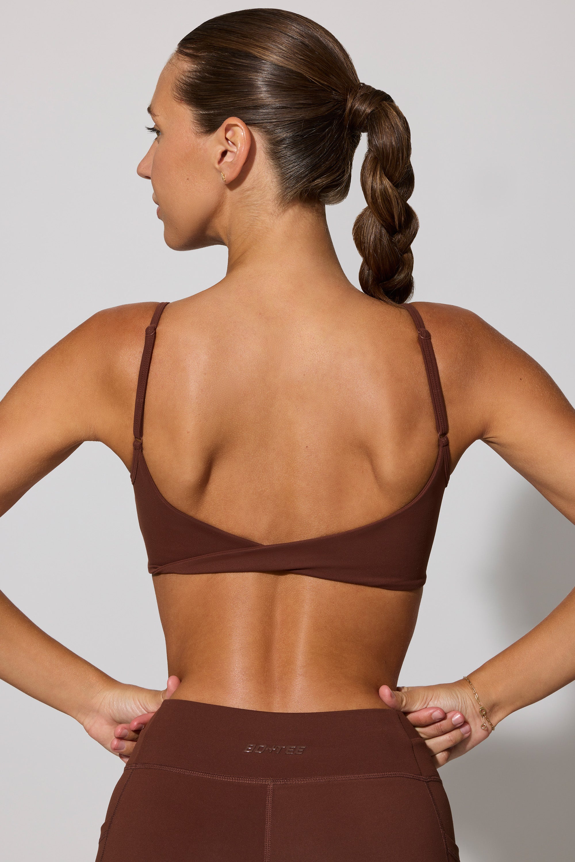 Twist Back Scoop Neck Sports Bra in Chocolate、mySite、solidvoid