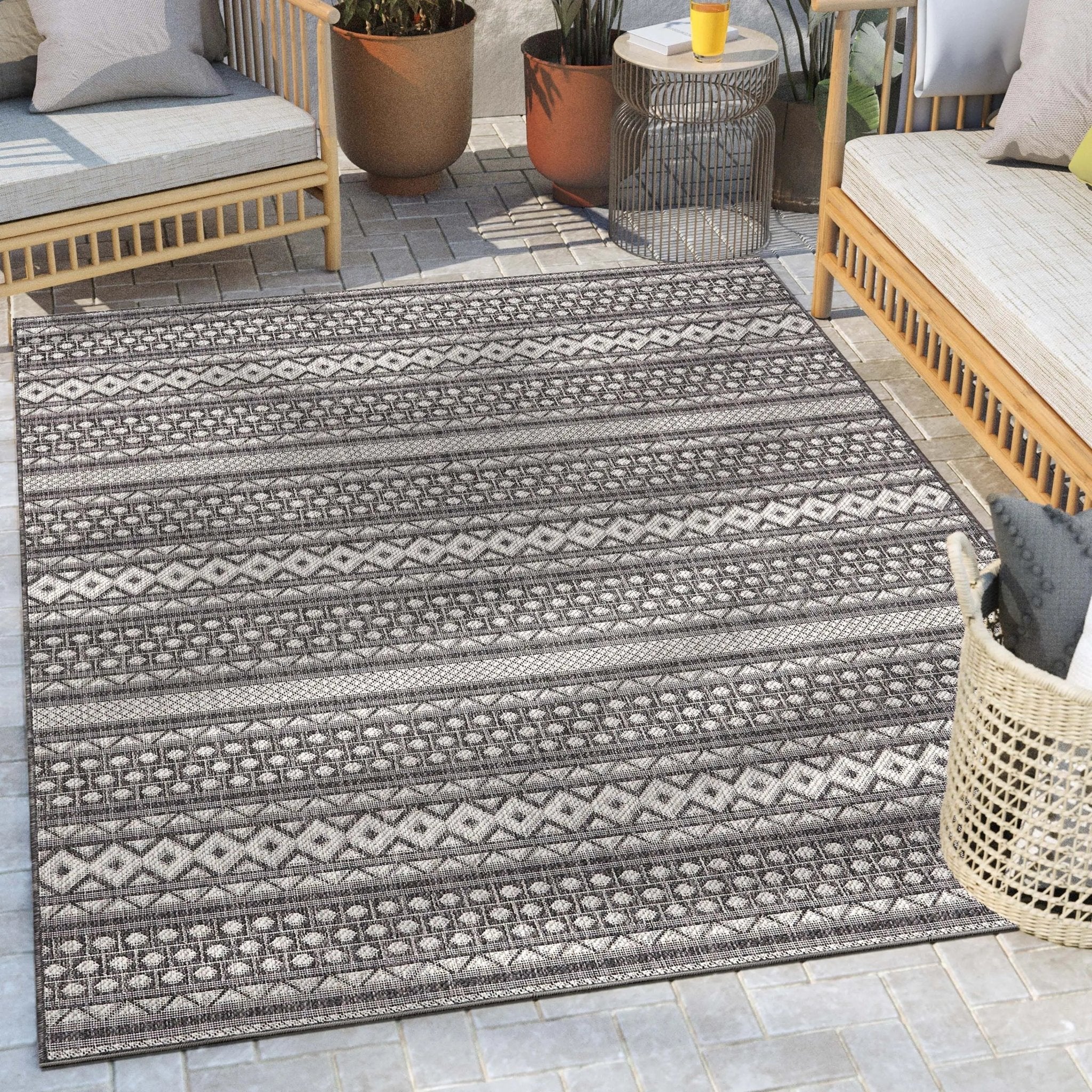 Arwen Tribal Indoor/Outdoor Black Textured Rug、mySite、gigharbornorthrealestate