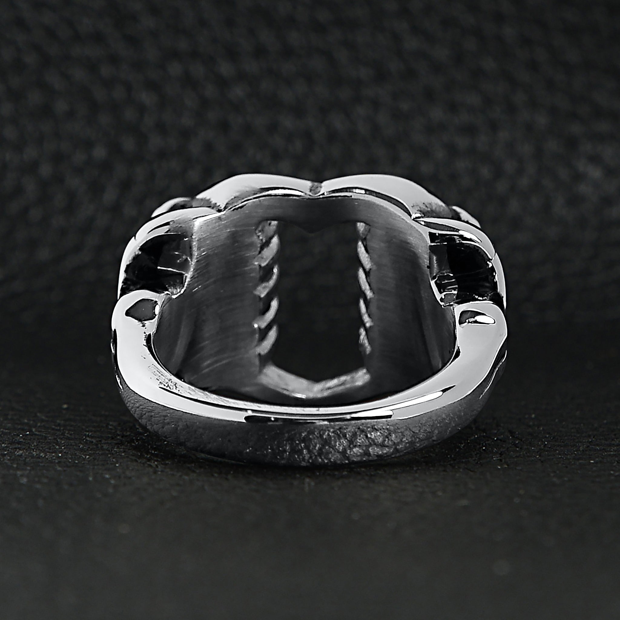 Stainless Steel Polished Heart Gripped By Bone Hands Ring / SCR1002、mySite、dreamappss