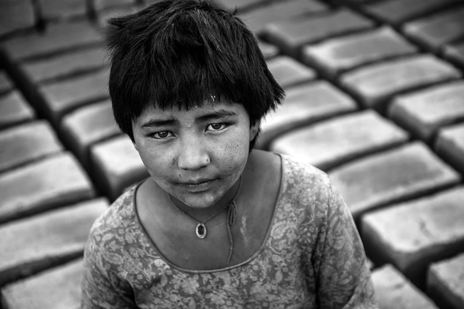 'A girl child from Bihar helping her father to make house in Ladakh' - Aman Chotani original print、mySite、topwebapps