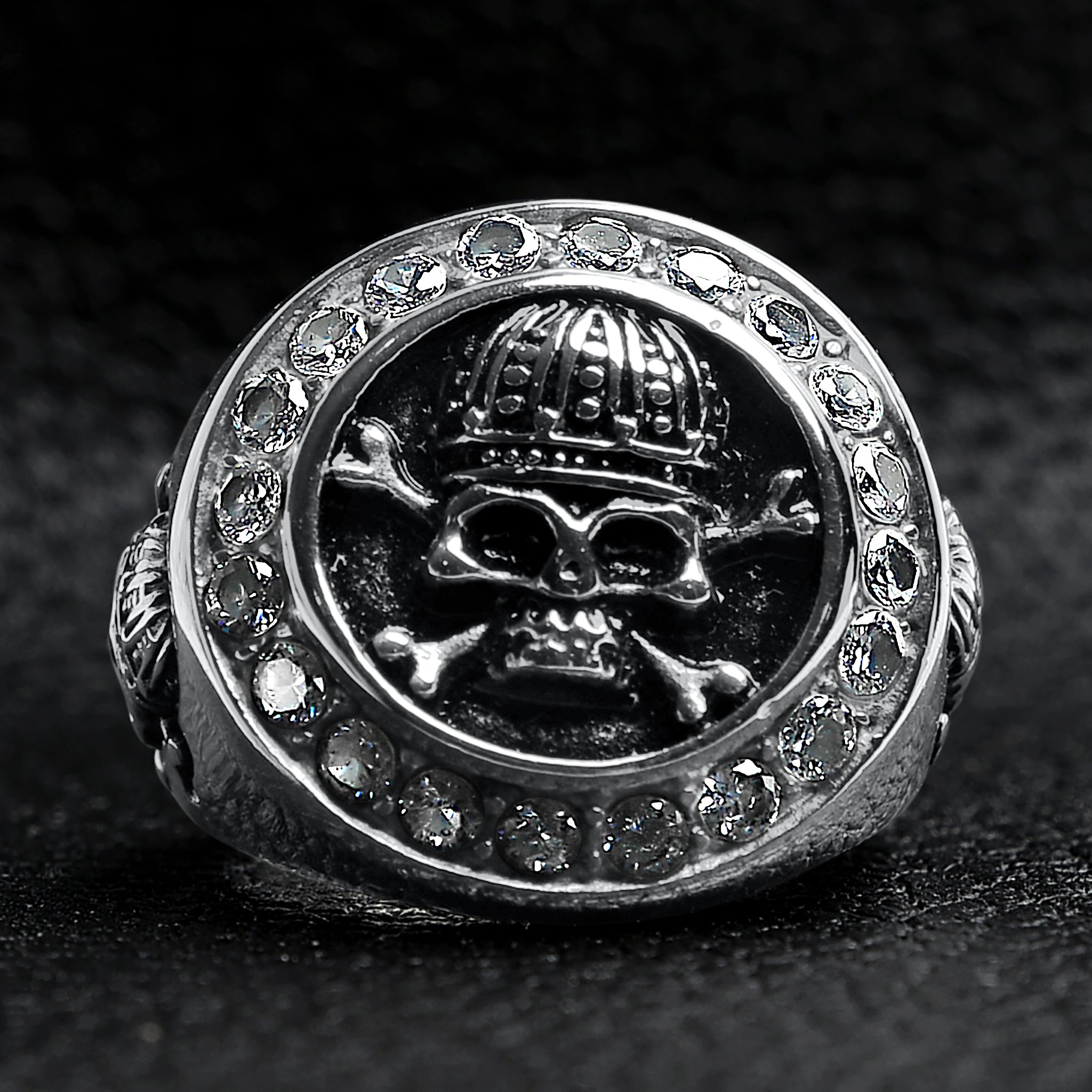 Stainless Steel King Skull And Crossbones With CZ Accent Stones Signet Ring / SCR4052、mySite、dreamappss