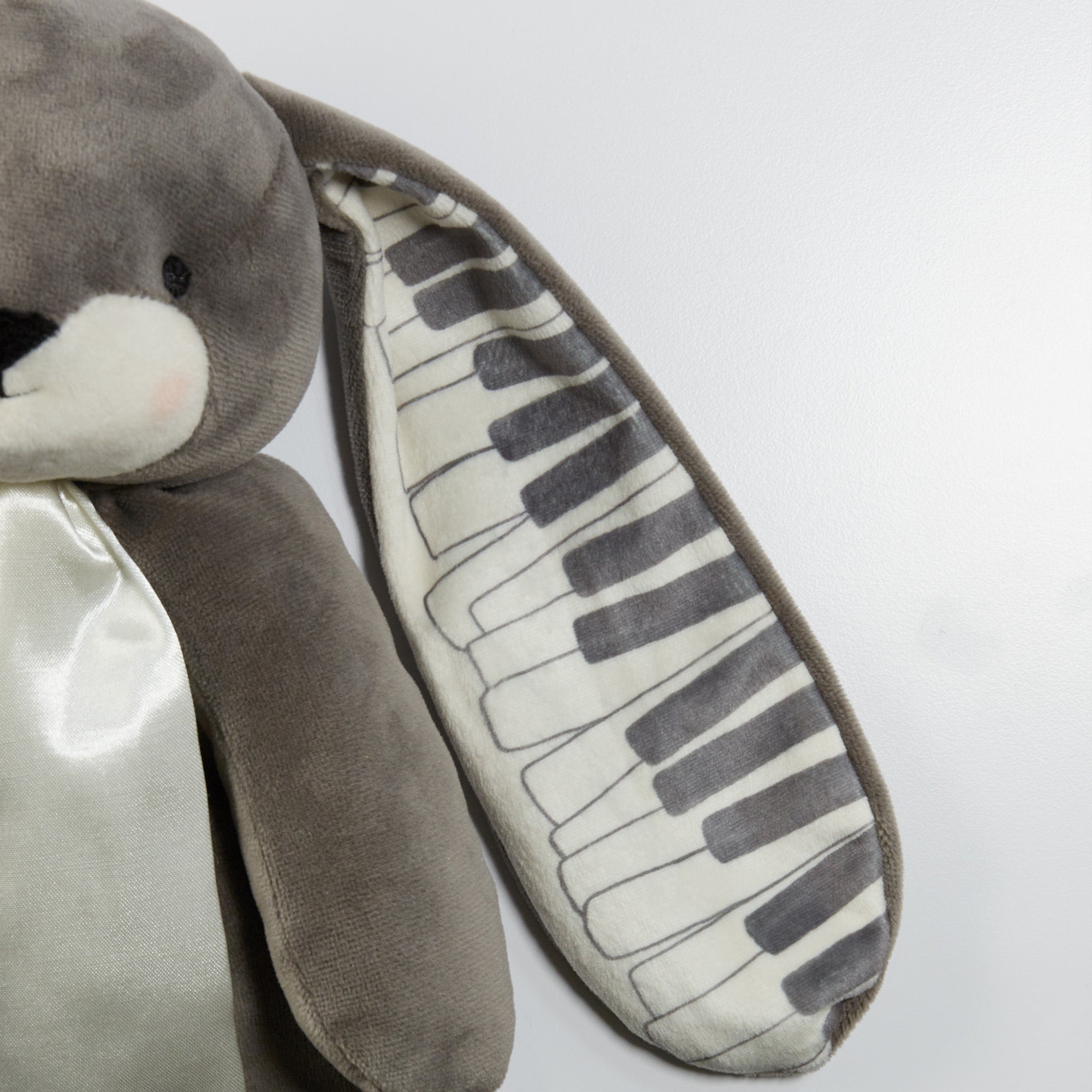 RETIRED - FAO Schwarz 160th Anniversary Nibble Bunny Buddy Blanket - Coal、mySite、g9winljtr