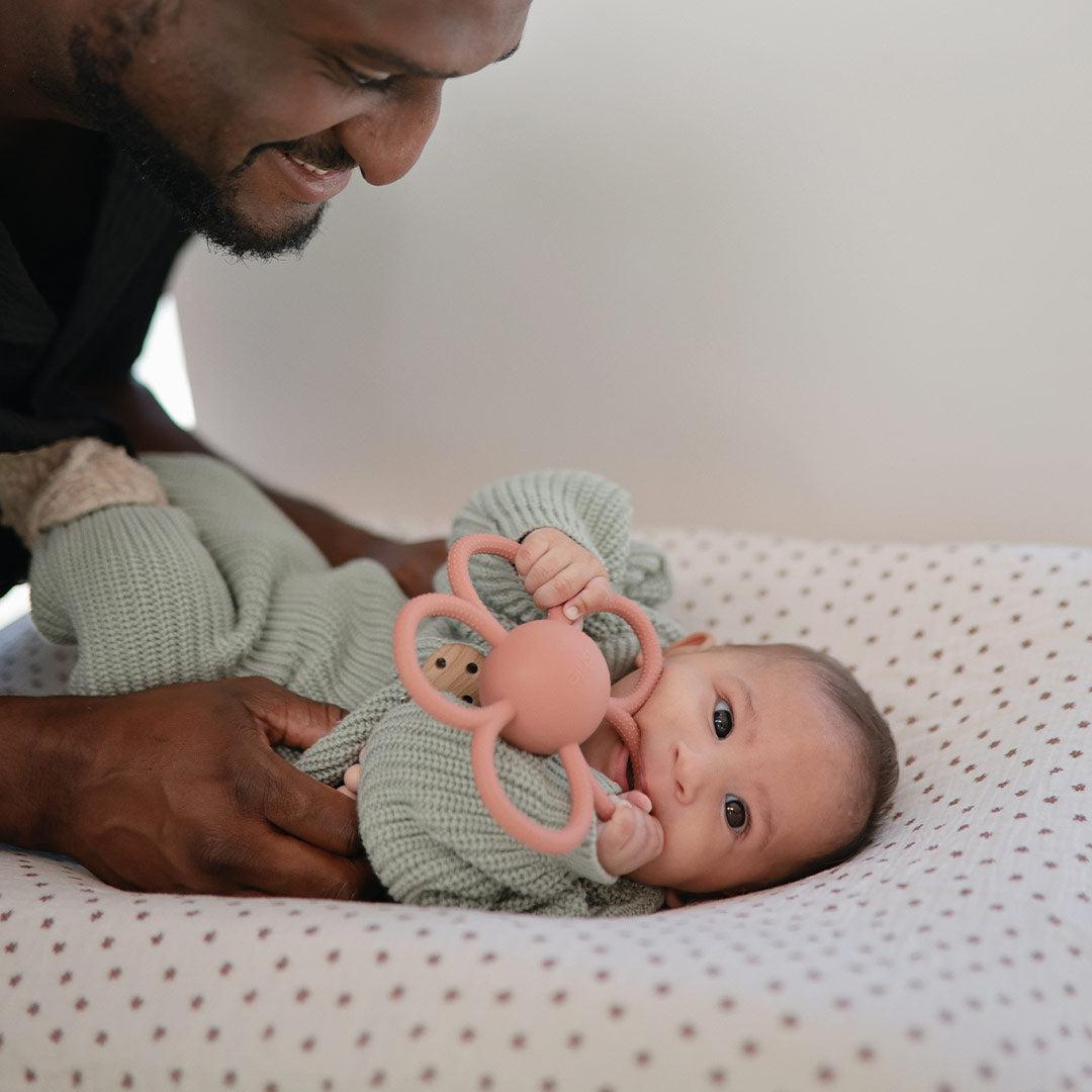  Mushie Daisy Rattle Teether - Dusty Rose、mySite、merchandisen