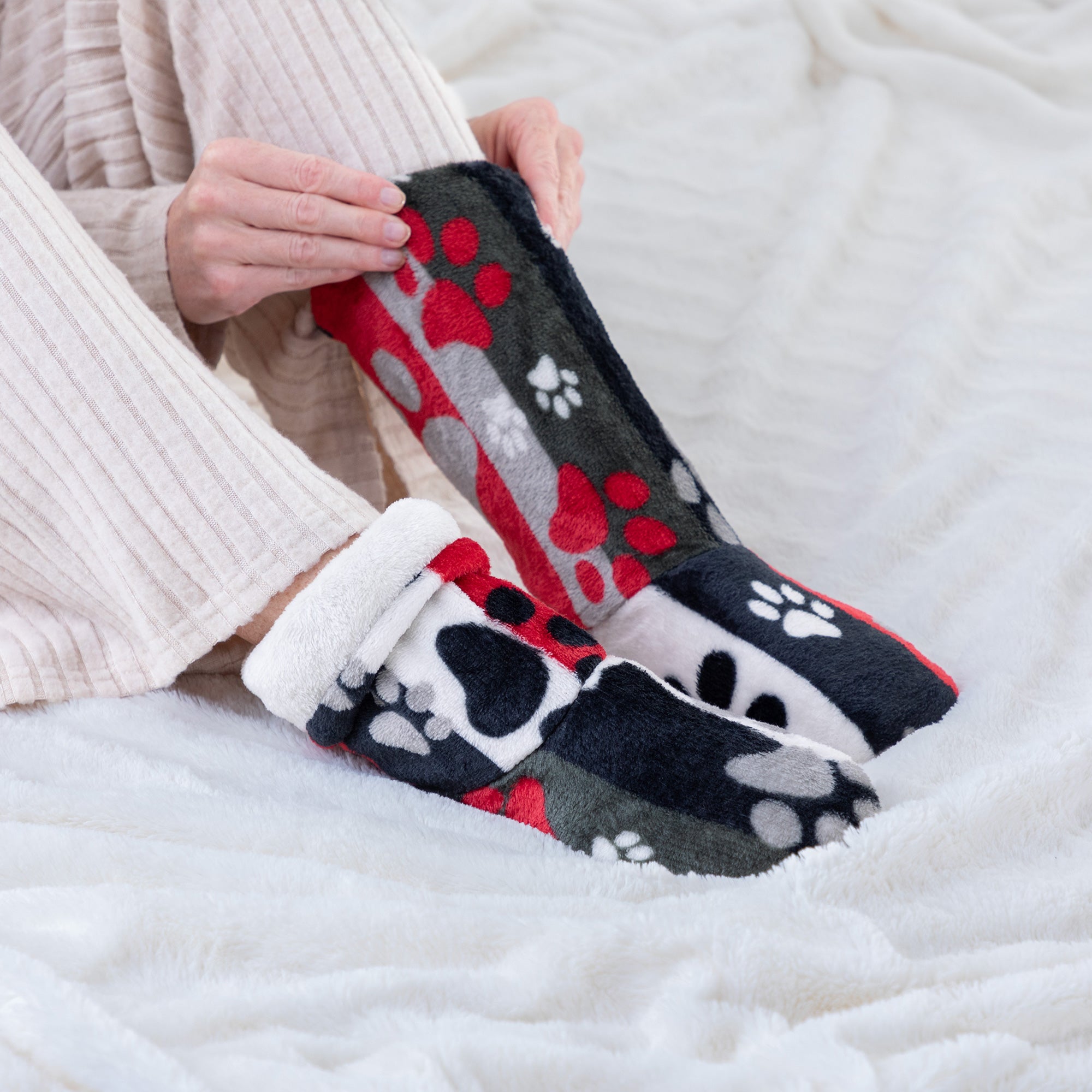 Super Cozy Paw Print Fleece Slipper Booties、mySite、camillekostekn