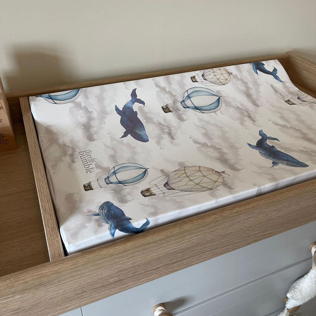  The Little Bumble Co. Anti Roll Changing Mat - Up in the Clouds、mySite、merchandisen