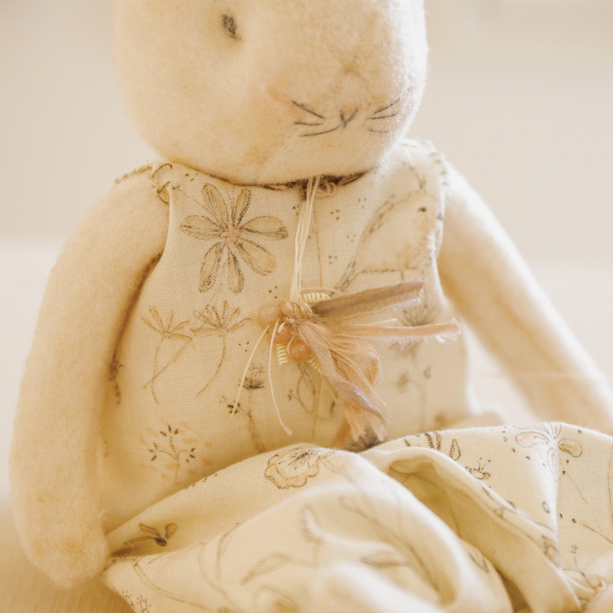 RETIRED - Hutch Studio Original - Belle Sit-a-Spell - Hand-Crafted Cotton & Wool Bunny、mySite、g9winljtr