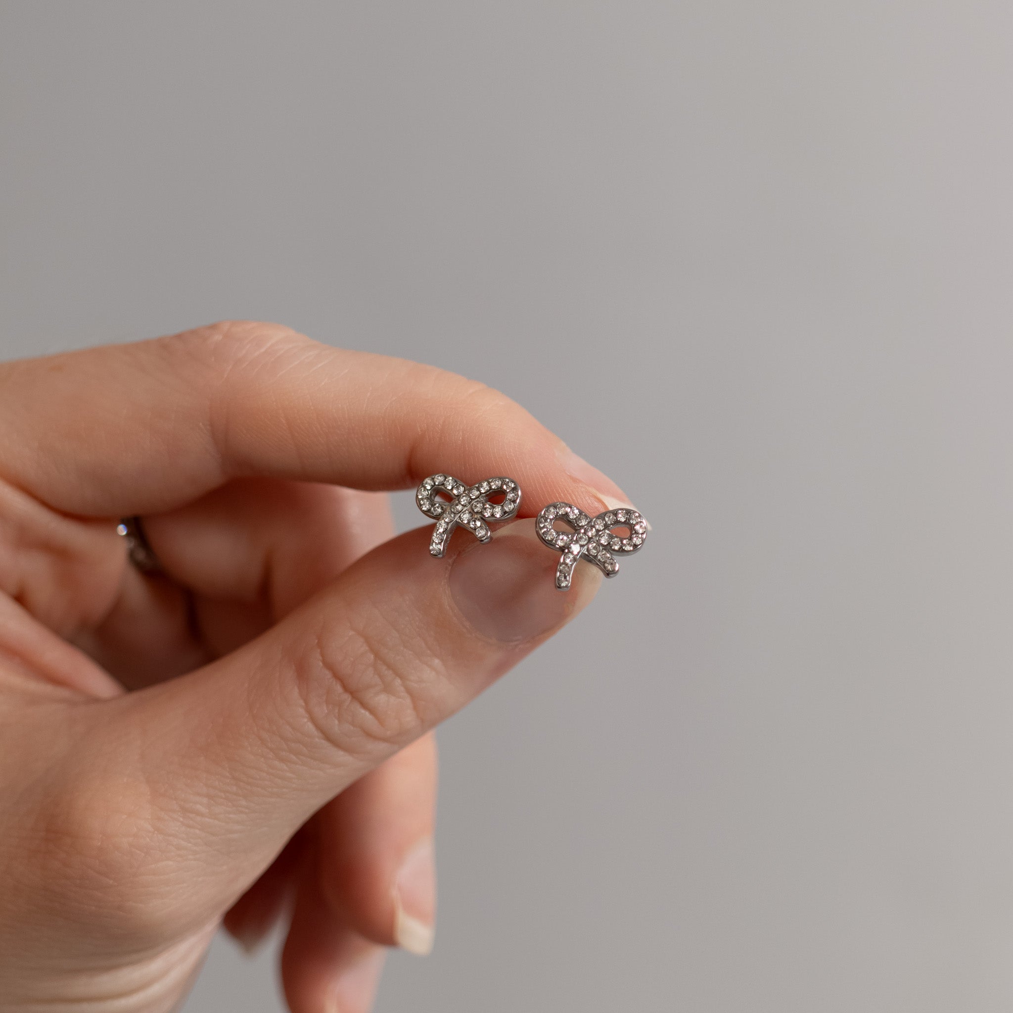 18K Gold PVD Stainless Steel Stone Bow Earrings / ERJ0089、mySite、dreamappss